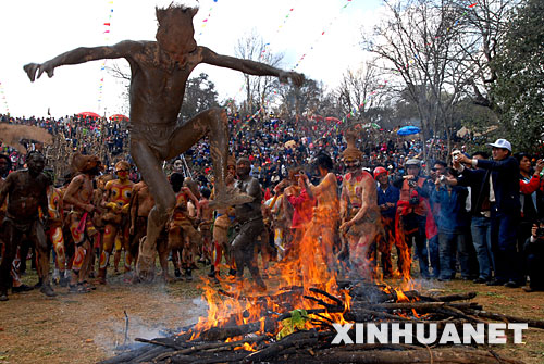 一位阿细人飞越“火海”，以求驱害消灾(3月10日摄）。     每年农历二月初三，居住在云南省弥勒县西一镇红万村的彝族支系阿细人都要举行神秘的祭火活动。这里至今延续着远古流传下来的钻木取火、祭火狂欢仪式。祭祀活动现场，村民们原始奔放的激情歌舞，花花队火爆原始的迷彩装束都撼人心魄。这是火的圣典，也是阿细人辛苦一年后的豪情释放。     彝族阿细人自古崇尚火，尊火为神。他们出世时就在火塘边举行命名仪式，一生都与火结缘，终生都围绕着火展开劳动生产和文化生活活动。