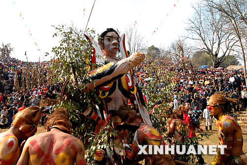 祭火仪式即将开始，“火神”被抬进祭火场(3月10日摄）。     每年农历二月初三，居住在云南省弥勒县西一镇红万村的彝族支系阿细人都要举行神秘的祭火活动。这里至今延续着远古流传下来的钻木取火、祭火狂欢仪式。祭祀活动现场，村民们原始奔放的激情歌舞，花花队火爆原始的迷彩装束都撼人心魄。这是火的圣典，也是阿细人辛苦一年后的豪情释放。     彝族阿细人自古崇尚火，尊火为神。他们出世时就在火塘边举行命名仪式，一生都与火结缘，终生都围绕着火展开劳动生产和文化生活活动。