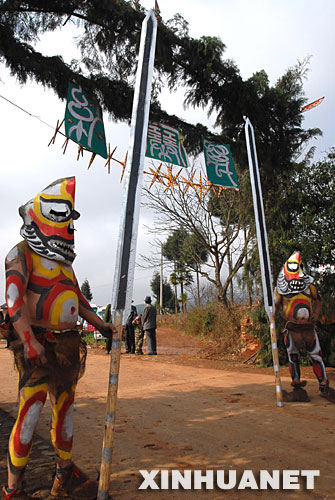 祭火时辰未到，两个门神把守山寨口，等待“火神”(3月10日摄）。