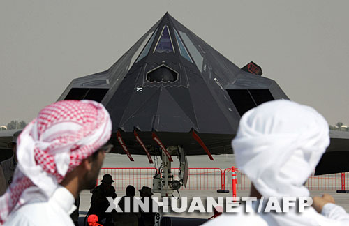 　这是2007年11月12日在阿拉伯联合酋长国迪拜机场举行的迪拜航展中，阿联酋人观看隐形战斗机F－117A型“夜鹰”。