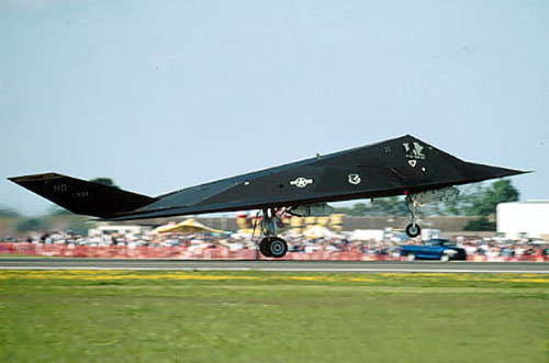 1981年6月18日，F-117A首飞成功，1988年11月10日形成作战能力。首次公开展示则是在1990年4月21日内利斯空军基地举行的。[资料]