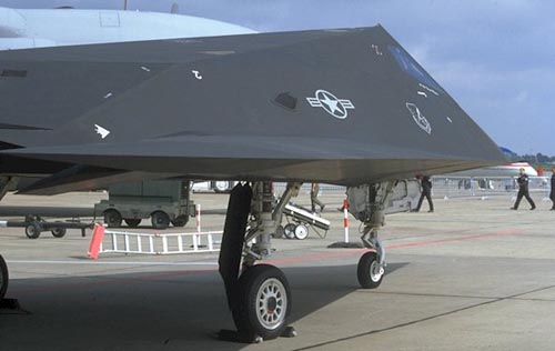 F-117 机身外形设计的唯一原则就是——减小雷达截面积，机身设计成菱形。一般的印象是 F-117 牺牲了气动性能。但是最近又传出 F-117 可作音速飞行的消息，看来这个黑色怪鸟的背后还有不为人知的秘密。