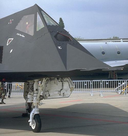F-117 的机头看起来像是金字塔，在顶端座舱盖上有一个小突起，其中安放着空中加油照明灯，在夜间空中加油作业中用于照亮机背上的受油口。
