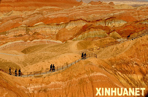 3月12日，游客在临泽丹霞地貌景区内游览。