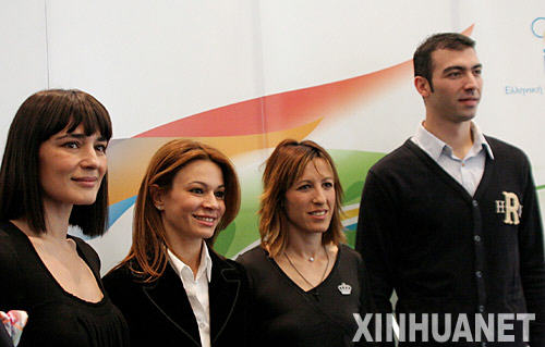 3月13日，北京奥运会圣火采集仪式最高女祭司玛利亚·娜芙普利都（左一）、仪式编导阿特密斯·伊格娜迪欧（左二）、第一火炬手亚历山大·尼克拉泽斯（右一）、最后一名火炬手皮吉·德维茨出席希腊奥委会举行的新闻发布会。