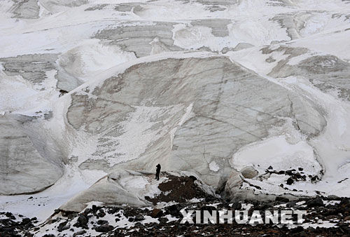 一位游客在祁连山七一冰川上流连忘返（3月17日摄）。 七一冰川位于祁连山走廊南山北坡，距甘肃省嘉峪关市区116公里，是亚洲距城市最近的冰川。冰川最高峰海拔5158．8米，末端海拔4304米，是由中国科学院高山冰雪利用研究队于1958年7月1日首次发现的。 