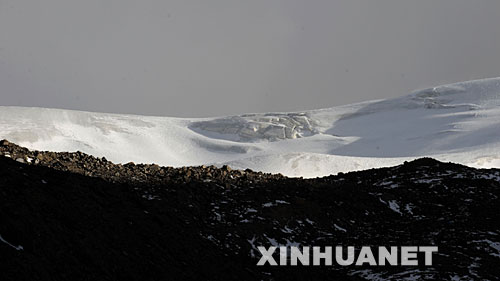这是祁连山七一冰川局部（3月17日摄）。