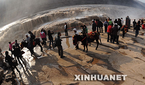 这是冰冻消融后的壶口景观（3月17日摄）。 目前，黄河壶口瀑布上游冰冻已开始大面积消融，河水似脱缰之马涌入壶口瀑布，气势磅礴、景观壮美。壶口瀑布位于陕西省宜川县与山西省吉县交界的陕晋大峡谷中。 