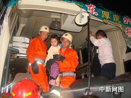 广东京珠北卧铺车与大货车追尾 20多人受伤(图) 广东京珠北卧铺车与大货车追尾 20多人受伤(图)