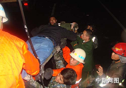 广东京珠北卧铺车与大货车追尾 20多人受伤(图) 广东京珠北卧铺车与大货车追尾 20多人受伤(图)