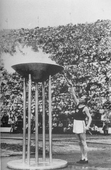 1952年传奇老将点圣火