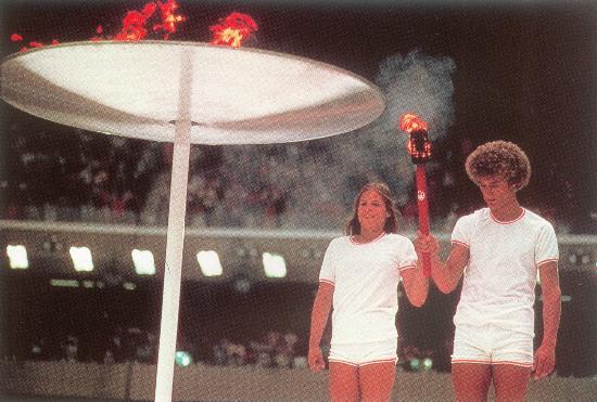 1976年男女共同点燃