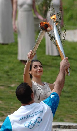 2004年女祭司交接圣火 2004年女祭司交接圣火