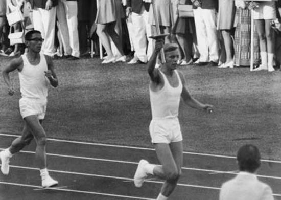 1972年火炬手高擎火炬