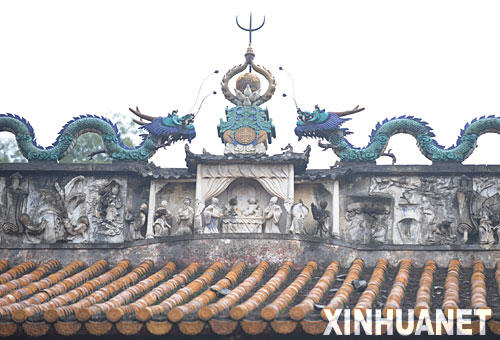 恭城孔庙内的大成殿，琉璃瓦面流光溢彩，屋顶双龙戏珠栩栩如生（3月20日摄）。