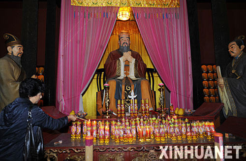 这是恭城孔庙大成殿内安放的孔子塑像（3月20日摄）。