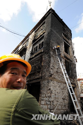 3月23日，中國網通西藏分公司工作人員周恒運（左）和同事在拉薩衝賽康居民住宅區修復受損的電話線。