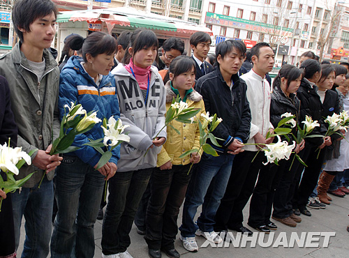 3月21日，位於拉薩市北京中路的“以純”服裝店門口，自發地來了很多各族群眾。