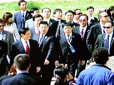 出席仪式的贵宾步入北京奥运圣火采集仪式现场