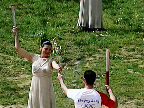 “女祭司”向火炬手传递橄榄枝