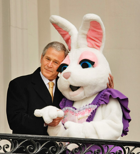 3月24日，布什在白宫与复活节小兔亲昵。
