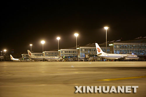 3月26日凌晨，飞机陆续停靠在3号航站楼廊桥。