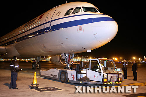 3月25日午夜，一架飞机由首都机场西区拖往3号航站楼。