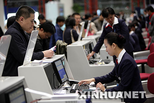 3月26日淩晨，旅客在3號航廈辦理登機手續。