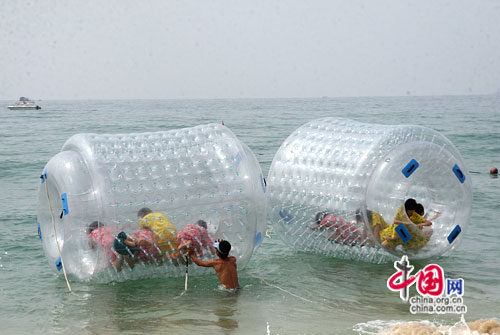 游客在海面上玩水上漂浮