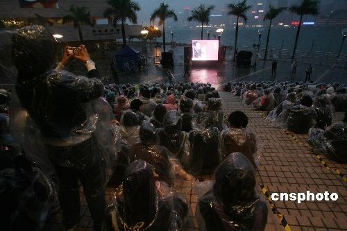 &apos;哥哥&apos;張國榮去世五週年 鮮花簇簇寄託思念[組圖]