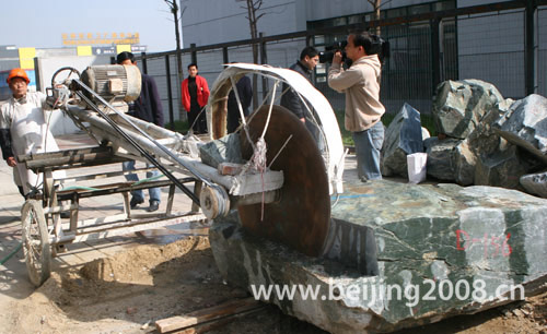 师傅正在“锯”石头