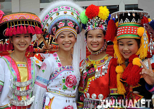 4月1日，几名民族少女欢聚在一起。