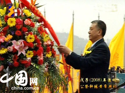 澳门特别行政区政府行政长官何厚铧先生敬献花篮
