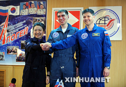 4月7日，在哈萨克斯坦的拜科努尔发射基地，韩国首位女宇航员李素妍（左）与俄罗斯宇航员谢尔盖·沃尔科夫（中）和奥列格·科诺年科出席记者招待会。李素妍将与这两名俄罗斯宇航员一起于8日搭乘“联盟”号载人飞船飞赴国际空间站，在空间站停留10天左右并参与科学实验，4月19日返回地面。 新华社/韩国纽西斯通讯社 