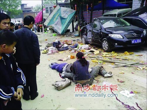 河南南阳独山景区内卡车失控 致20多人死伤[组图]