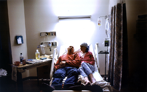 2007年1月13日，卡罗琳躺在康科德医院的病床上，里奇（卡罗琳的丈夫）依偎在她身边休息，一月初，卡罗林已经被确认患了唾腺癌。