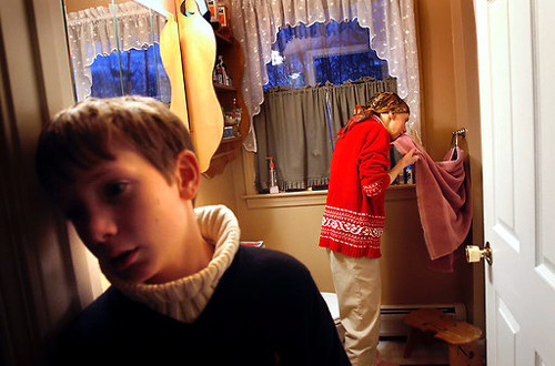 2007年1月13日，布莱恩（卡罗琳的儿子）在浴室里陪伴着母亲，卡罗琳刚刚因为恶心呕吐过，正在擦洗。卡罗琳的姐姐莎拉说：“我目睹了这个家庭遭受的折磨和眼泪。”