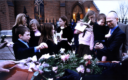 2007年12月9日，在卡罗琳的葬礼上，亲友们身着粉红色的衣服，那是卡罗琳生前最爱的颜色。家人将玫瑰放置在她的棺木上，寄托哀思。