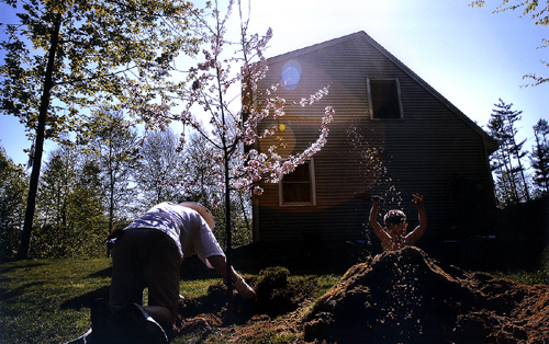 2007年12月8日，里奇和EJ在家中后院种下树苗，纪念卡罗琳。