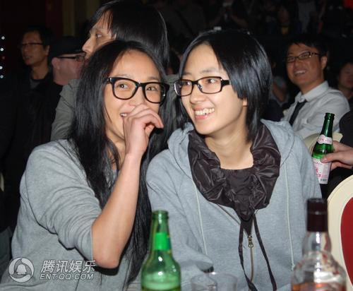 周迅忙里偷闲酒吧豪饮 与桂纶镁扮twins[组图]