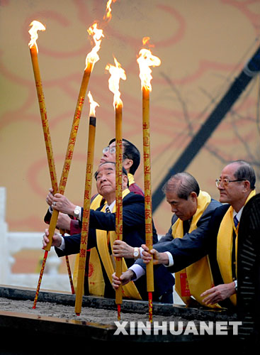 4月8日，參加戊子年黃帝故里拜祖大典活動的華人在進香。