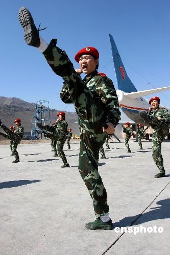 4月9日，武警新疆總隊(duì)某部訓(xùn)練場內(nèi)，女子特戰(zhàn)隊(duì)隊(duì)員正在進(jìn)行隊(duì)列訓(xùn)練。