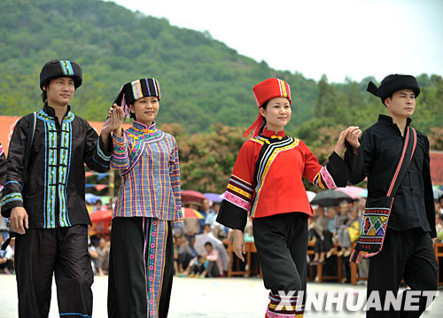 4月12日，壮族同胞在展示精美的民族服饰。