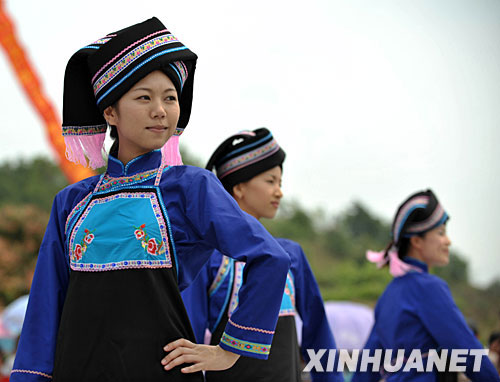 4月12日，壮族姑娘在展示精美的民族服饰。