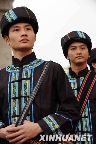4月12日，壮族同胞展示精美的民族服饰。