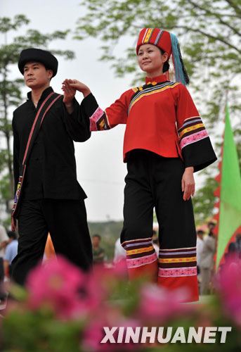 4月12日，壮族同胞在展示精美的民族服饰。
