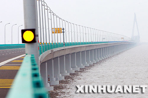 这是4月12日拍摄的杭州湾跨海大桥箱梁桥。