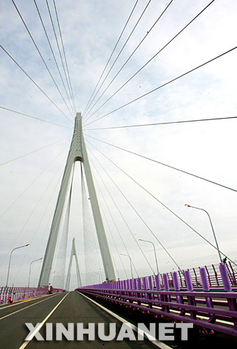 這是4月12日拍攝的杭州灣跨海大橋北航道斜拉橋。
