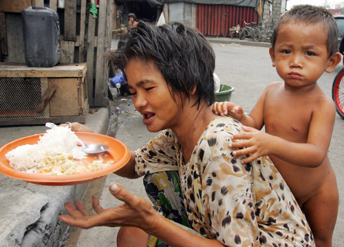 4月2日，菲律賓馬尼拉，一對無家可歸的母子。