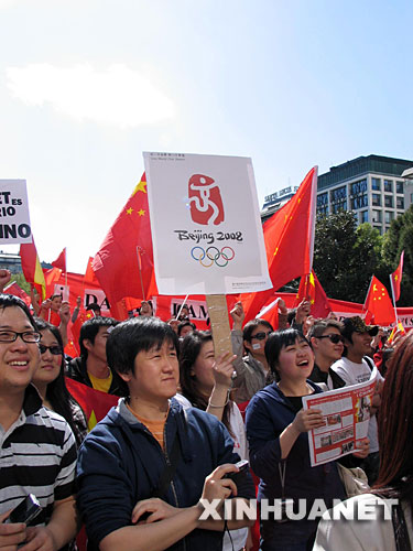 西班牙華人華僑舉行游行集會(huì)支持北京奧運(yùn)[組圖]